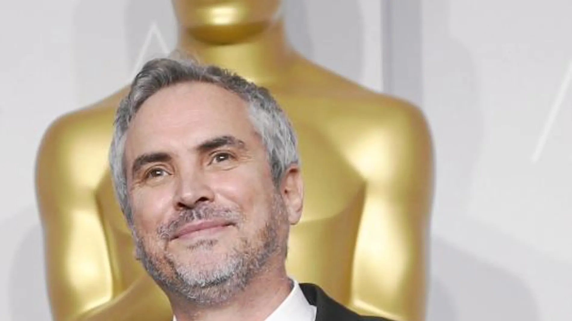 Cuarón sostiene el Oscar merecido por su película