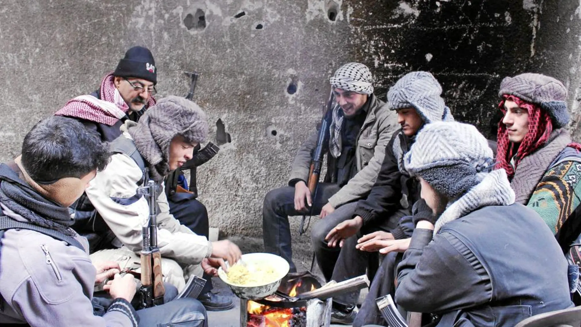 Combatientes del Ejército Libre de Siria en un suburbio a las afueras de Damasco, ayer