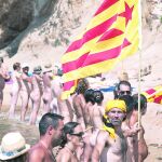 Podemos Nudismo apoyó vivamente las manifestaciones a favor de la independencia de Cataluña que hicieron los nudistas como se puede ver en su cuenta de Twitter