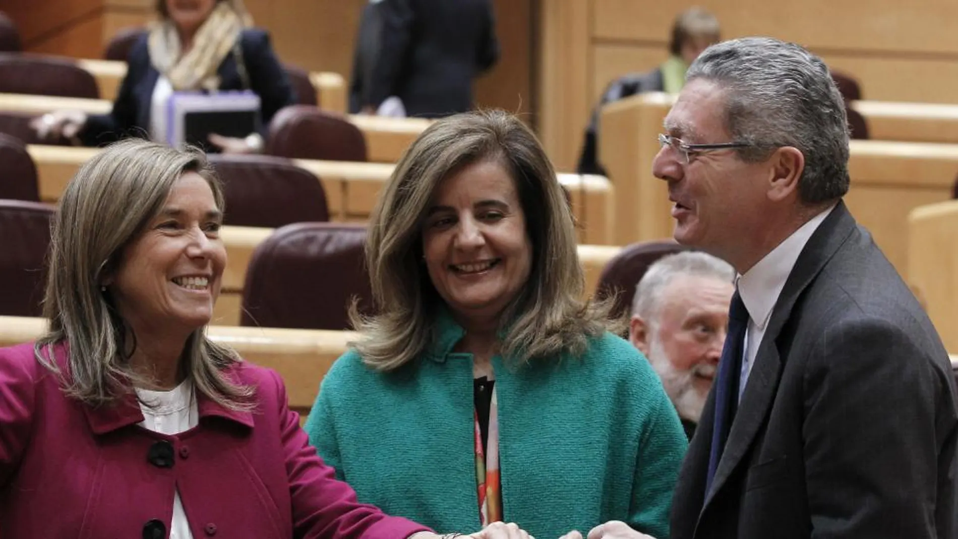 Gallardón dialoga con Ana Mato y Fátima Báñez en el Senado