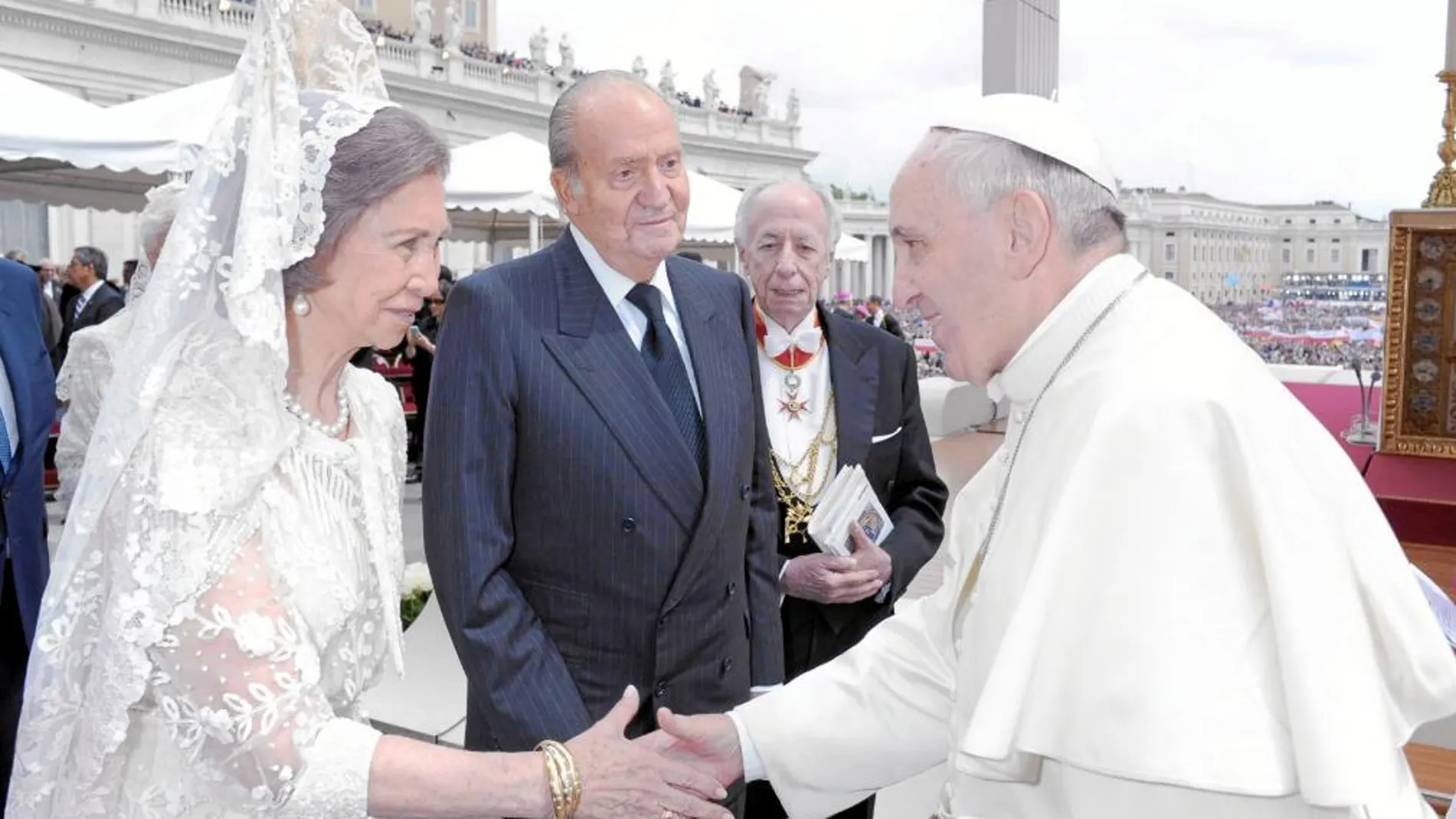 PRIMER ENCUENTRO. El Papa Francisco saluda por primera vez a Doña Sofía y a Don Juan Carlos, ayer durante la ceremonia de canonización de Juan XXIII y Juan Pablo II