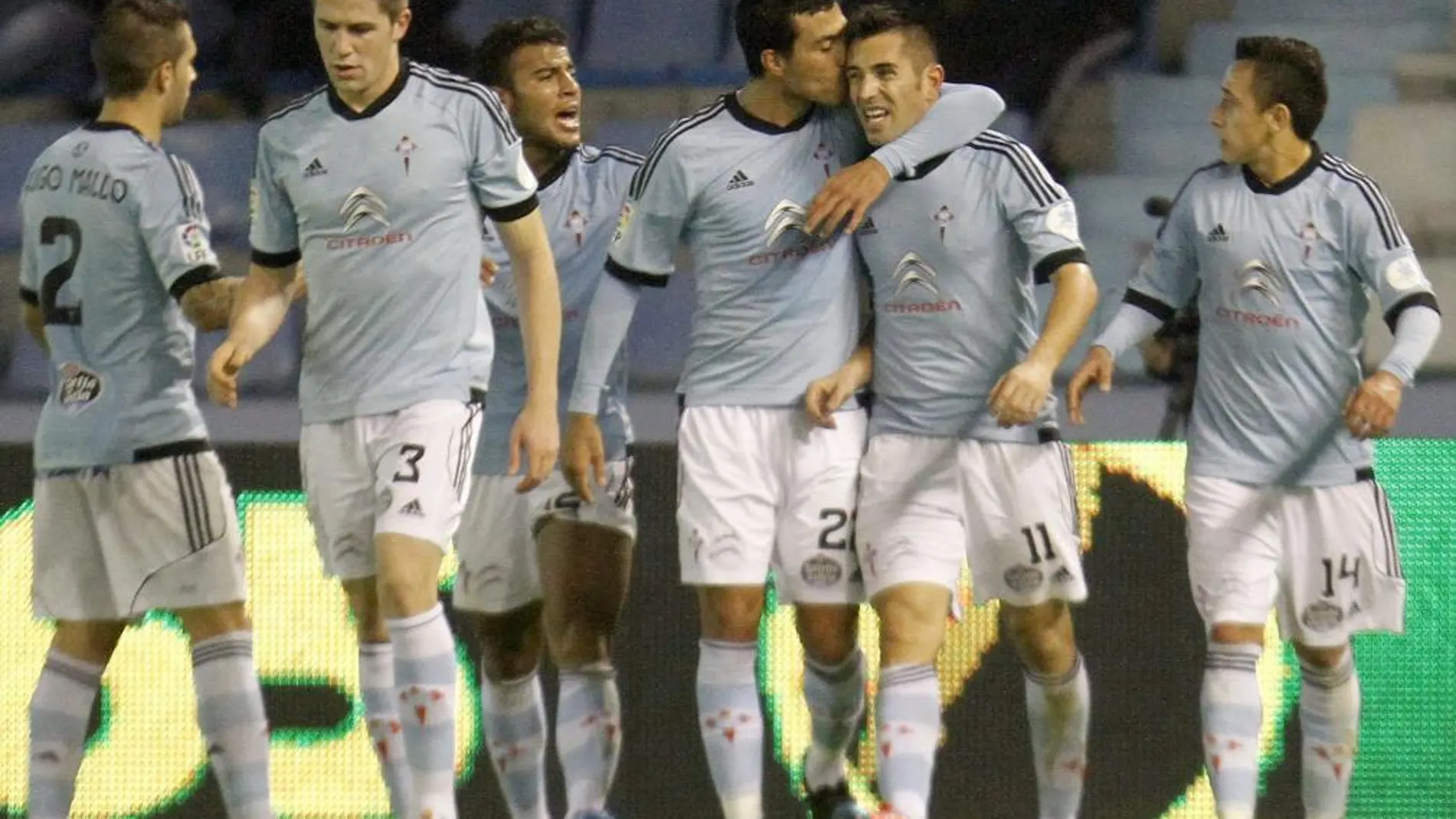 El delantero del Celta Charles Dias (2d) es felicitado por sus compañeros tras marcar el segundo gol para el equipo frente al Valencia