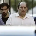En una imagen de archivo, miembros de la Policía Federal Argentina trasladan al abogado José Emilio Rodríguez Menéndez, buscado por la justicia española, que fue detenido el 9 de octubre de 2008 en Buenos Aires por agentes de Interpol.