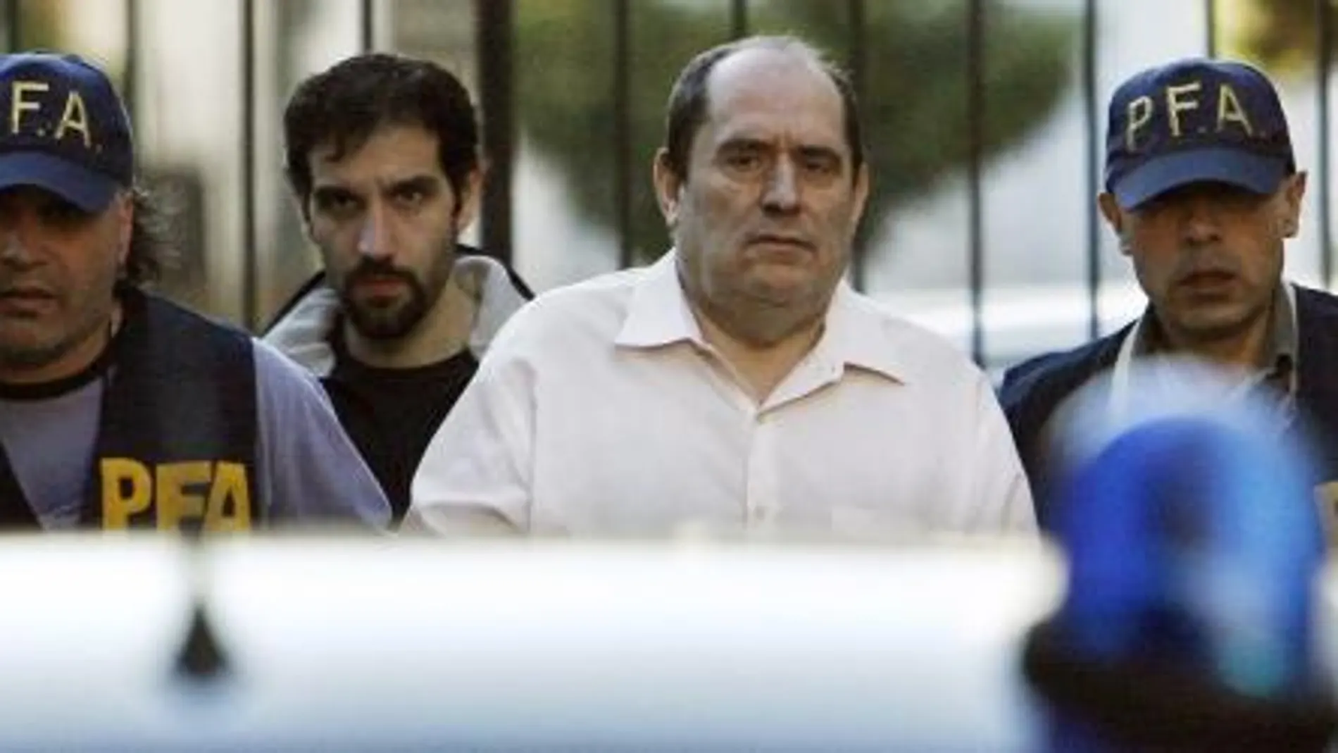 En una imagen de archivo, miembros de la Policía Federal Argentina trasladan al abogado José Emilio Rodríguez Menéndez, buscado por la justicia española, que fue detenido el 9 de octubre de 2008 en Buenos Aires por agentes de Interpol.