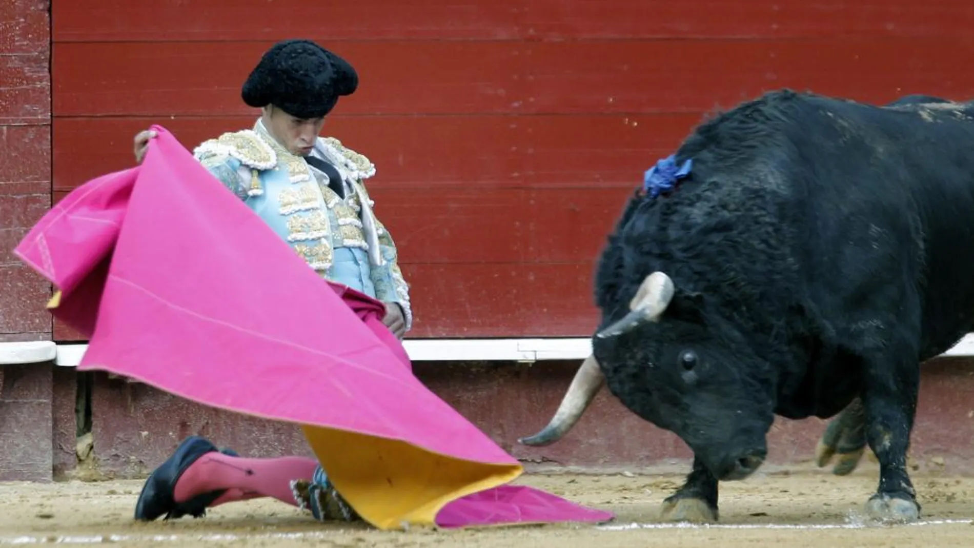 El torero de Orduña lancea a la verónica con ambas rodillas en tierra a uno de sus dos toros de Jandilla de ayer en Valencia