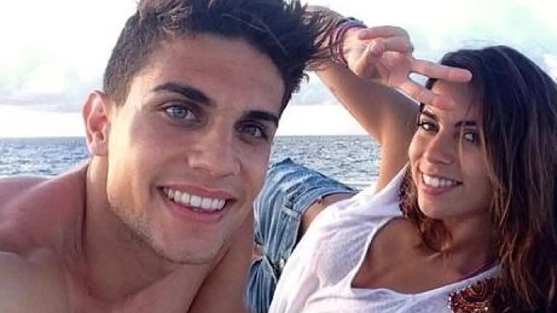 Melissa Jiménez y Marc Bartra confirman su relación con dos «selfies» en alta mar