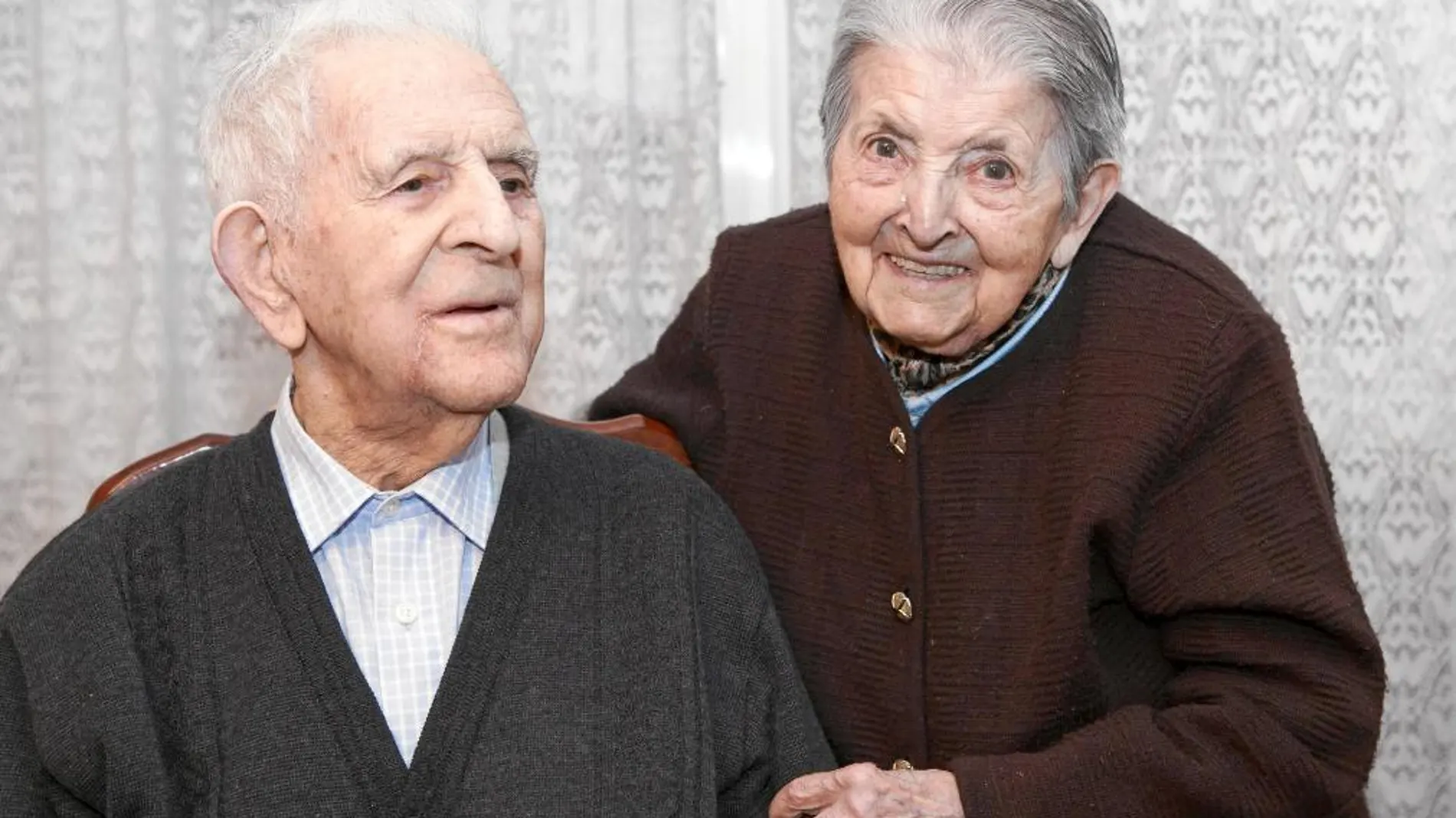 El matrimonio de centenarios, Tasio y Natividad, en su casa de Soria