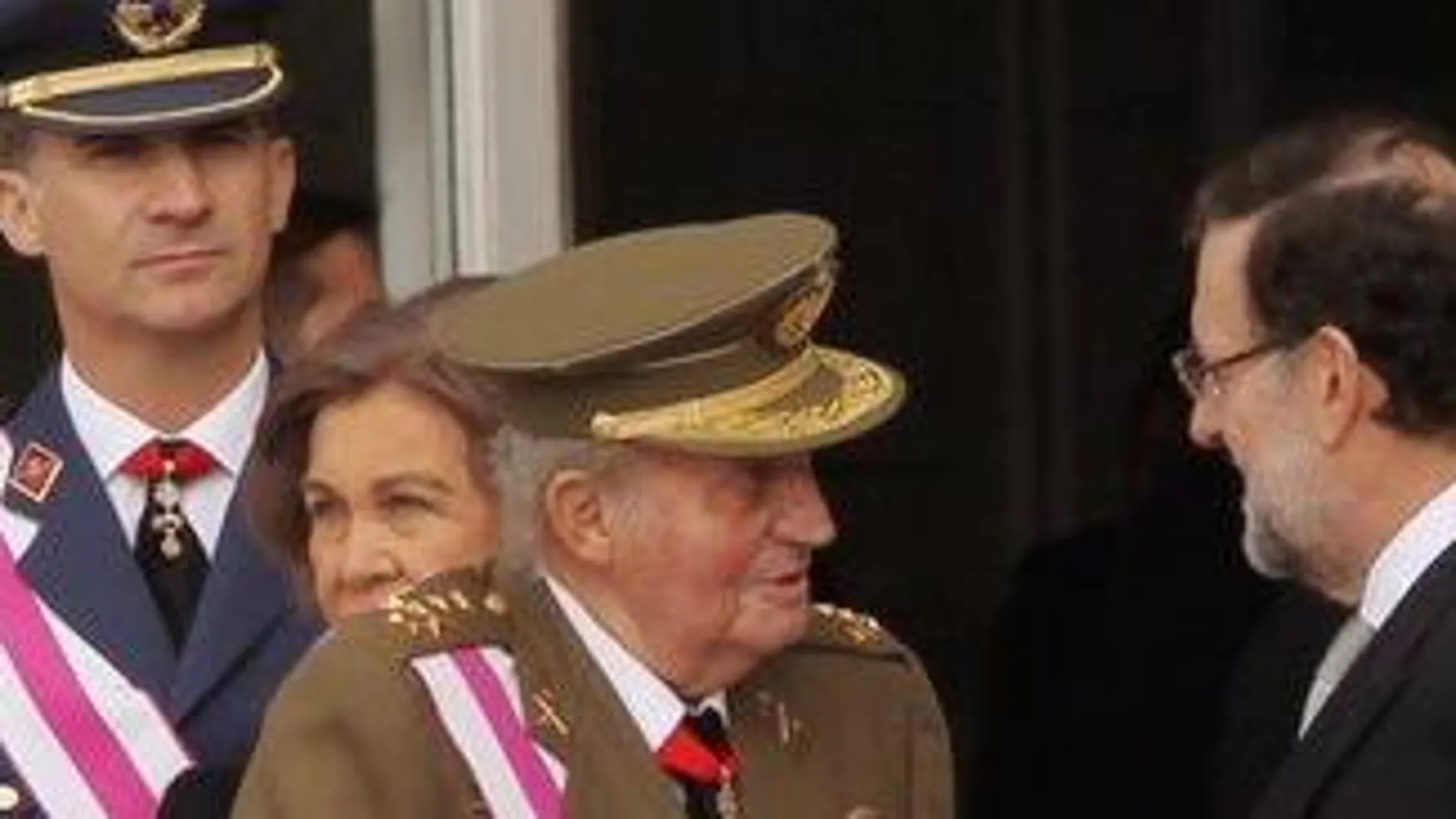 Don Juan Carlos saluda a Rajoy durante la pasada Pascua Militar