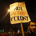  Miles de griegos salen a la calle en apoyo a su Gobierno y contra el BCE
