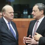 Luis de Guindos (izda), conversa con sus homólogos de Irlanda Michael Noonan (2i), y de Malta Edward Scicluna (dcha), y con el presidente del Banco Central Europeo, Mario Draghi (2d).