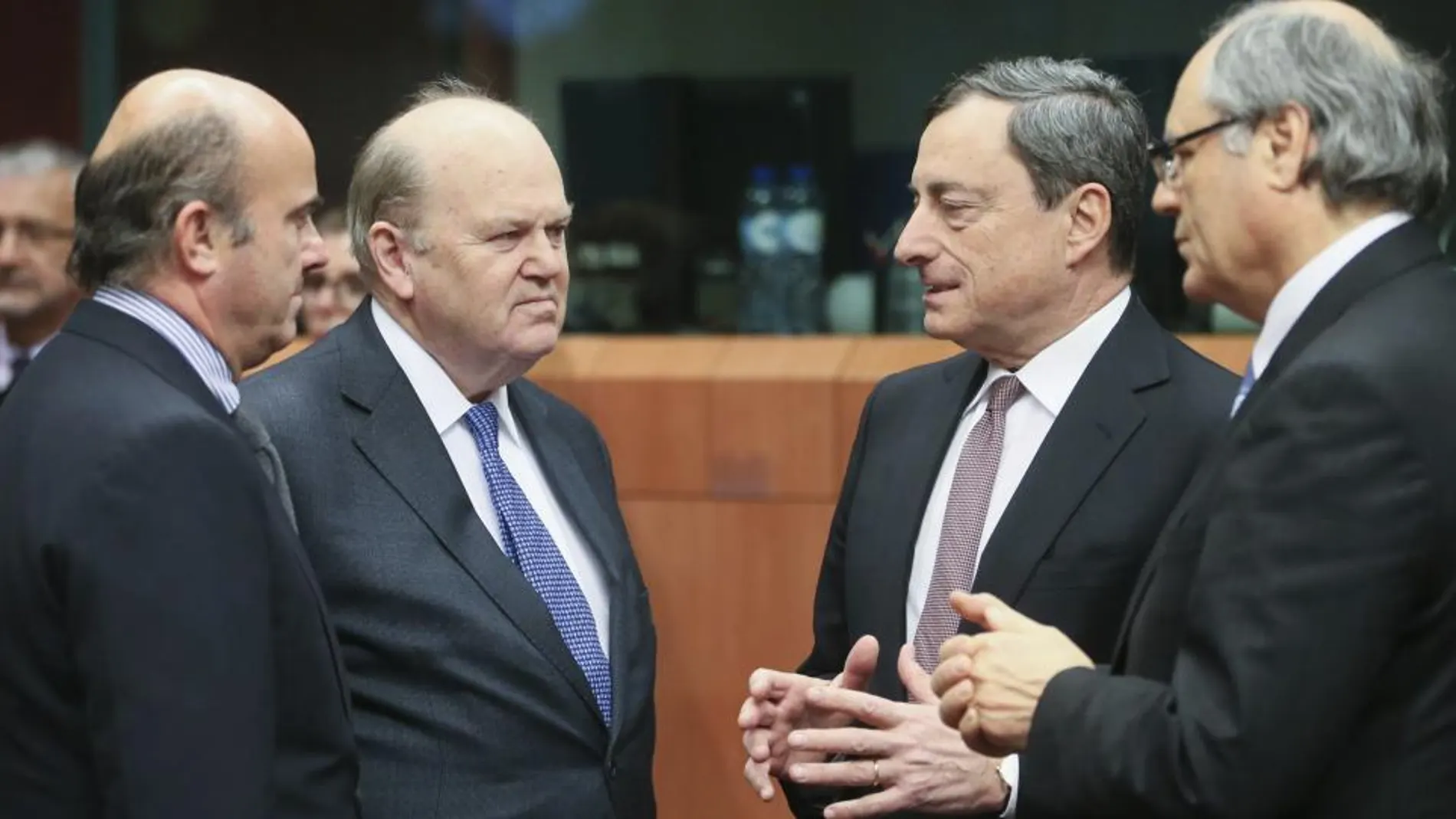 Luis de Guindos (izda), conversa con sus homólogos de Irlanda Michael Noonan (2i), y de Malta Edward Scicluna (dcha), y con el presidente del Banco Central Europeo, Mario Draghi (2d).