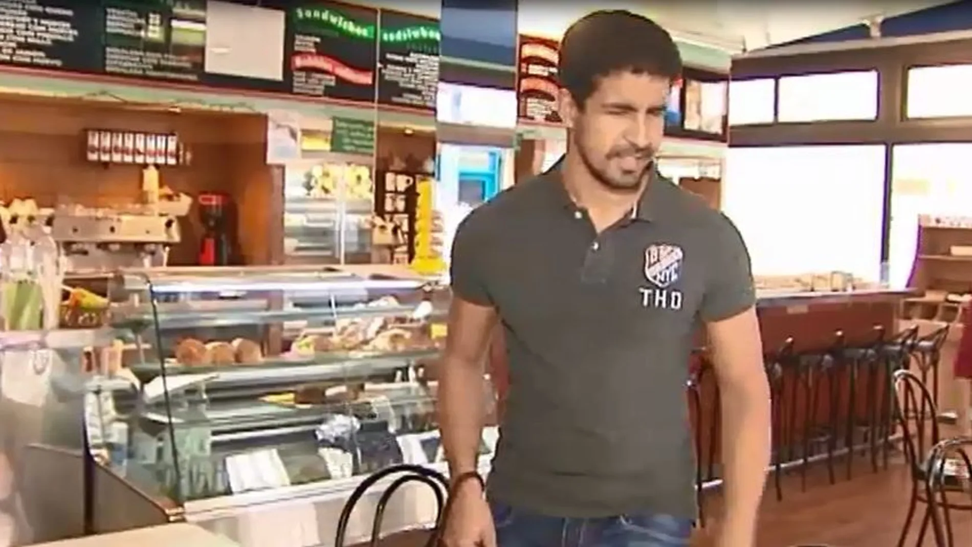 Denuncia a un restaurante por no dejarle entrar con su perro guía