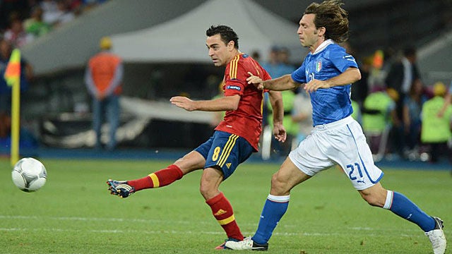 Xavi y Pirlo, los dos faros de España e italia se apagan