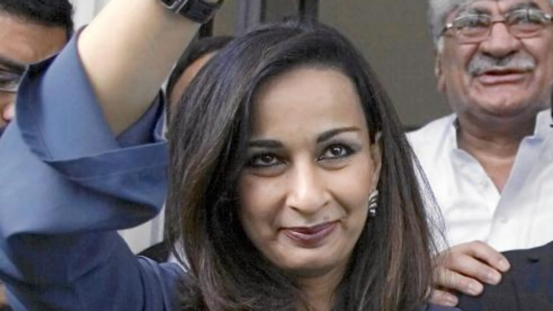 La embajadora paquistaní Sherry Rehman. A la izquierda, la cristiana encarcelada, Asia Bibi
