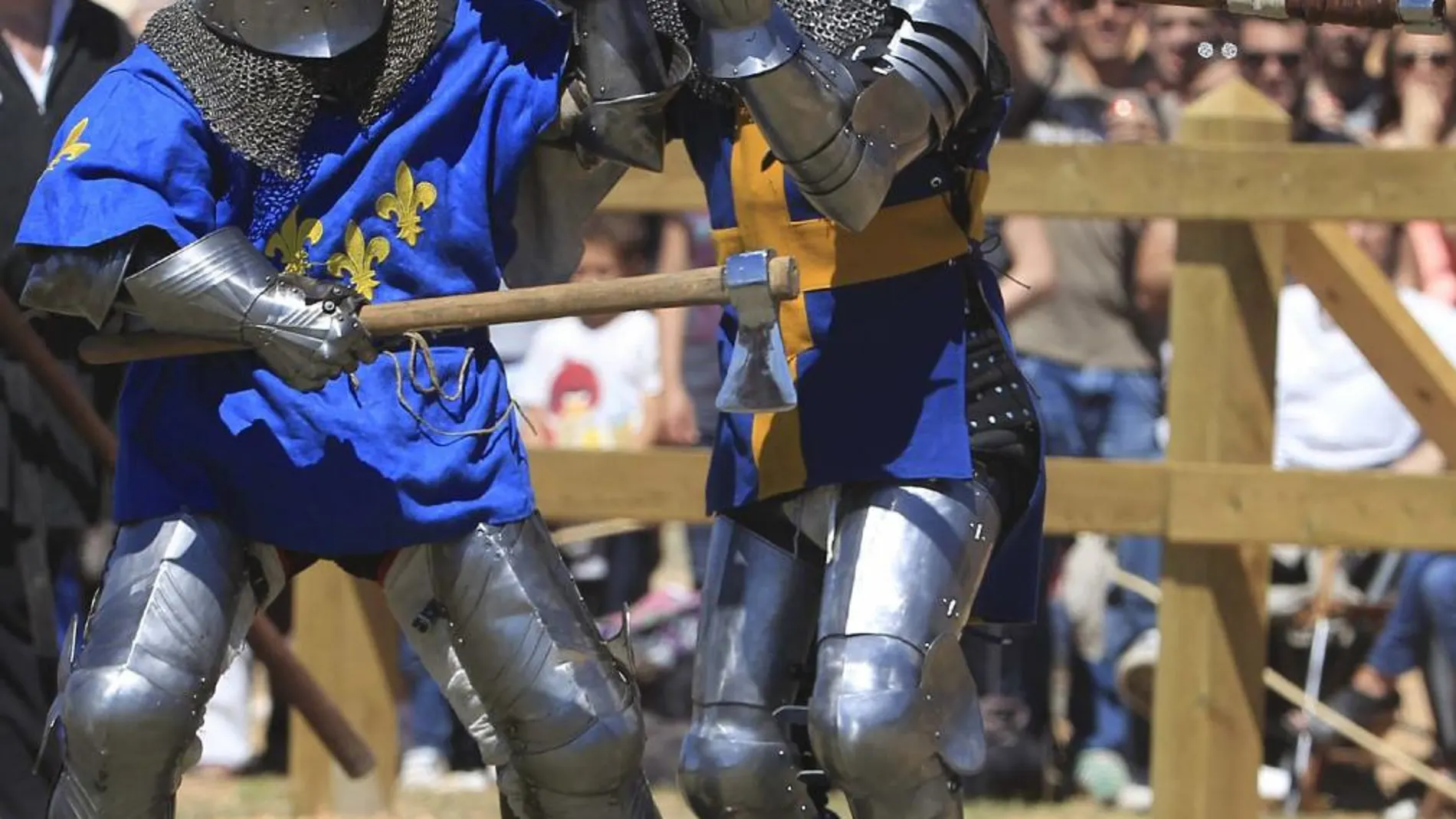 El luchador francés se enfrenta al suevo durante la primera jornada del I Campeonato Mundial de Combate Medieval en el Castillo de Belmonte (Cuenca) hasta el domingo.