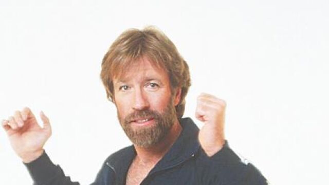 De Artur Mas a Chuck Norris. Cuando el presidente de la Generalitat se mira en el espejito es el patético Norris y no Clark Kent con quien sueña ser