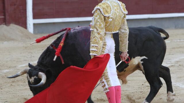 Remate por bajo de Luis Miguel Encabo al segundo de Moreno Silva, ayer, en Las Ventas