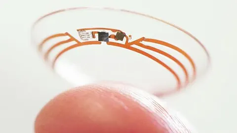 Fotografía cedida por Google de lentes de contacto inteligentes diseñados para medir los niveles de glucosa en las lágrimas.