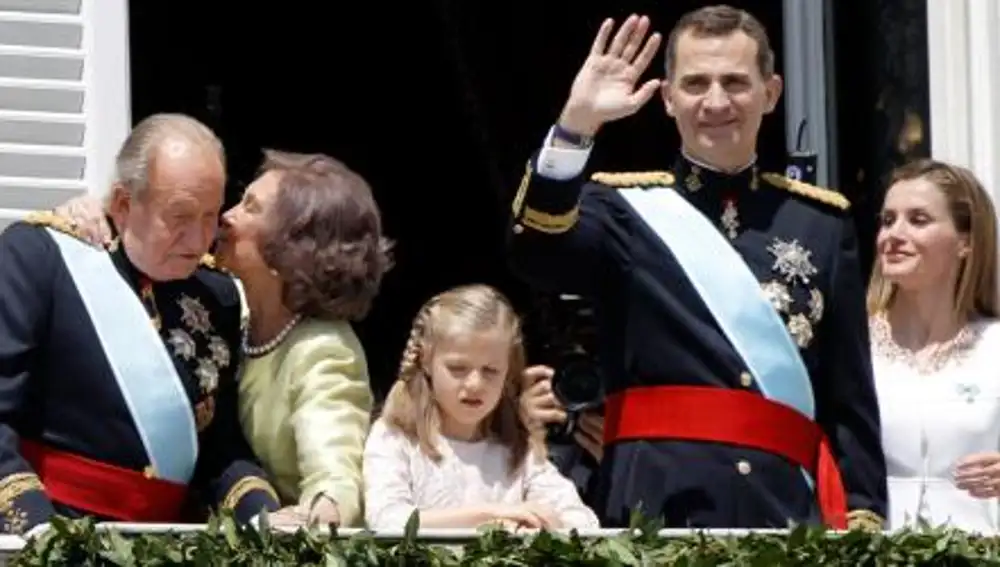 Don Juan, Doña Sofía, la Princesa de Asturias, Doña Leonor, el Rey Felipe VI, y la Reina Letizia en el balcón central del Palacio Real tras su proclamación hoy en las Cortes Generales.