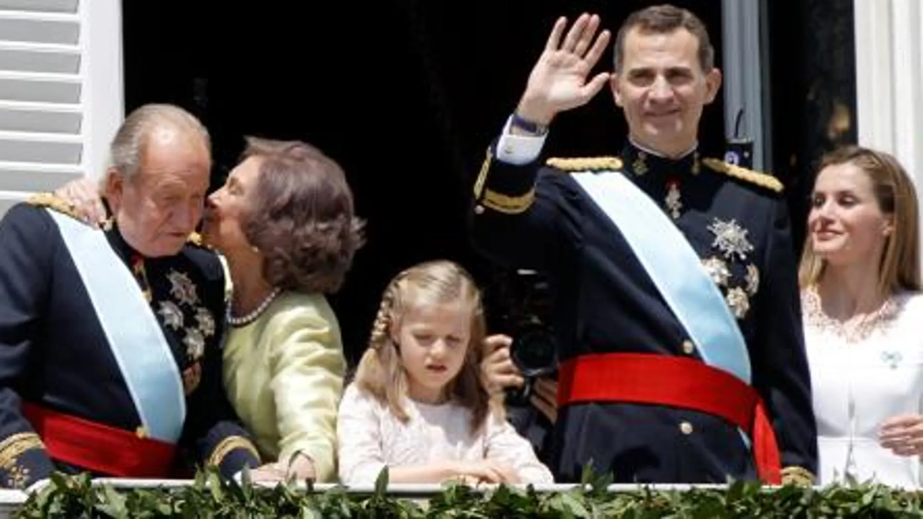 Don Juan, Doña Sofía, la Princesa de Asturias, Doña Leonor, el Rey Felipe VI, y la Reina Letizia en el balcón central del Palacio Real tras su proclamación hoy en las Cortes Generales.