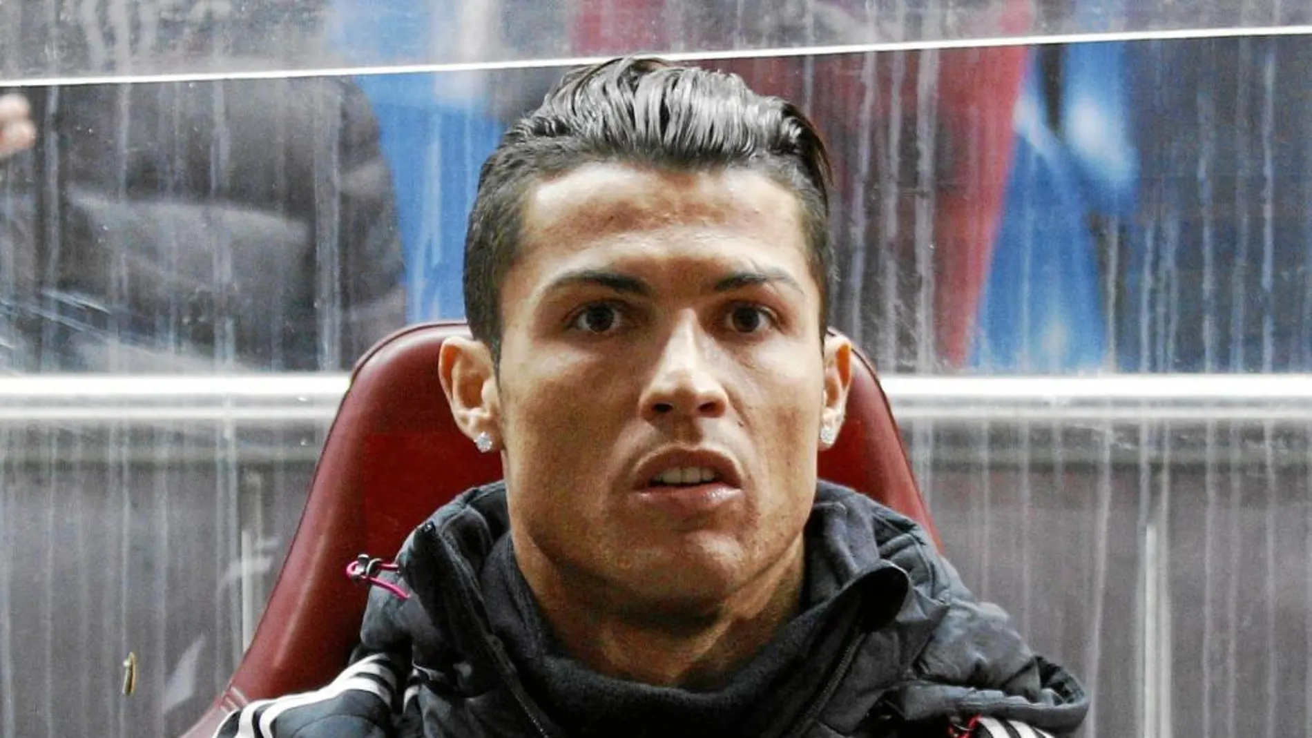 Ronaldo, en el banquillo, durante la primera mitad.