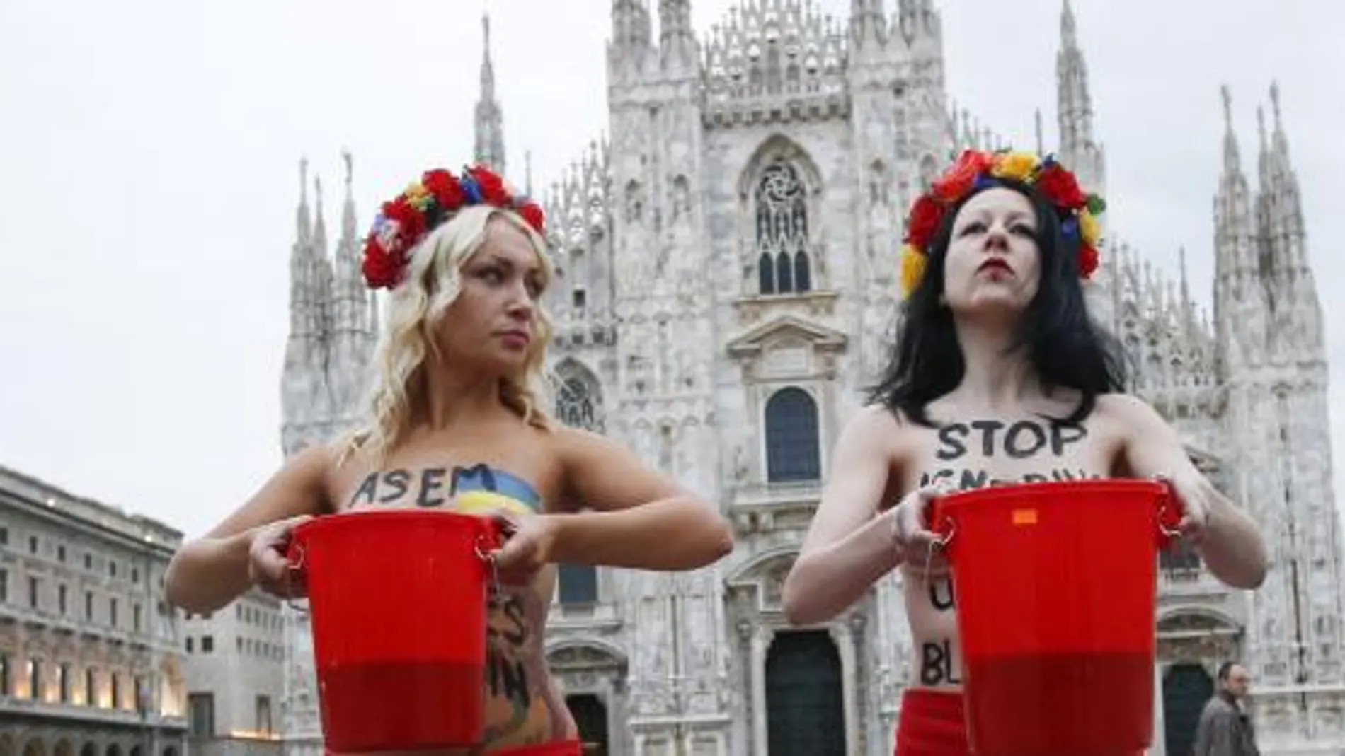 Dos activistas de Femen protestan en la catedral de Milán