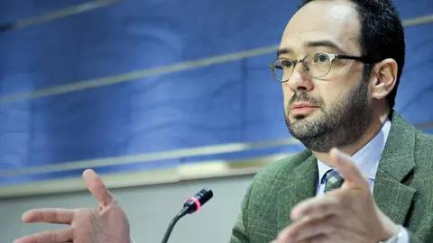 GRA075. MADRID, 04/11/2014.- El portavoz parlamentario socialista, Antonio Hernando, durante la rueda de prensa que ha ofrecido tras la reunión de la Junta de Portavoces, en el Congreso de los Diputados. EFE/Emilio Naranjo