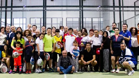 Alberto Aguilar junto a los participantes del maratón de pádel