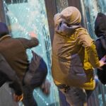 Radicales asaltan una sucursal bancaria durante las manifestaciones celebradas ayer en Barcelona