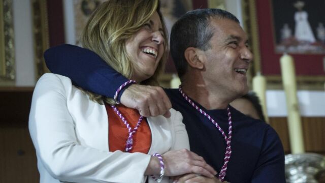 Susana Díaz y Antonio Banderas, durante la visita a la Casa Hermandad de la cofradía de Jesús el Cautivo ayer en Málaga.