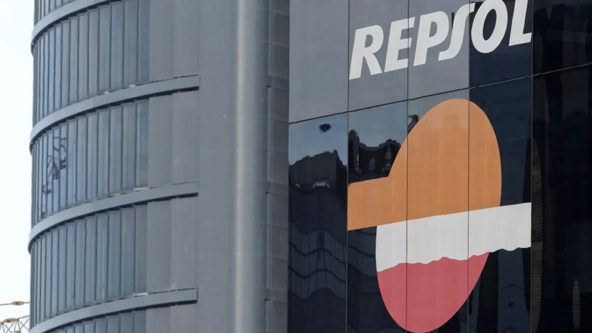 Repsol gana 1.612 millones y recorta un 35% su inversión en exploración