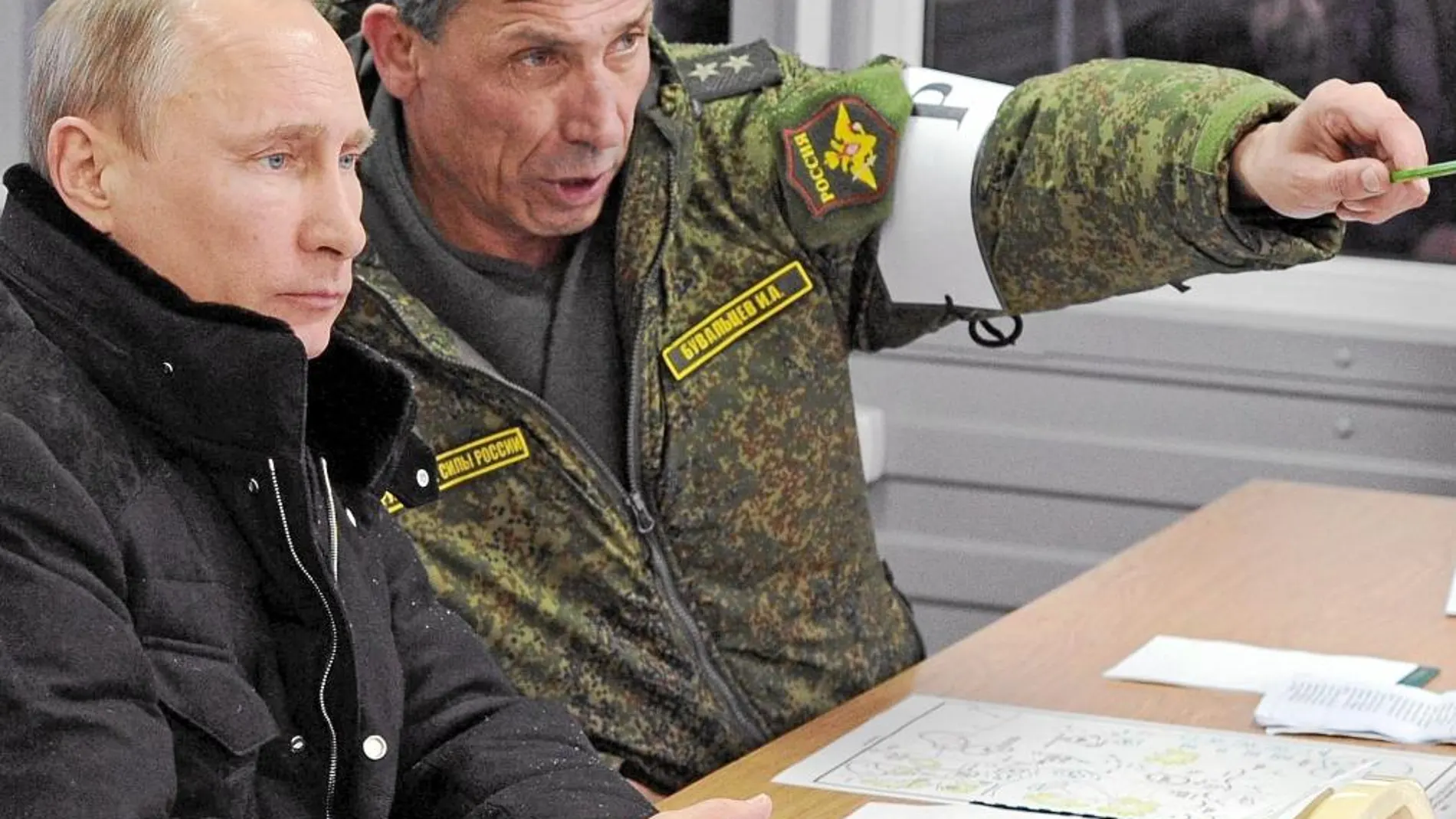 Putin, ayer, observa unos ejercicios militares en San Petersburgo junto al general Ivan Buvaltsev