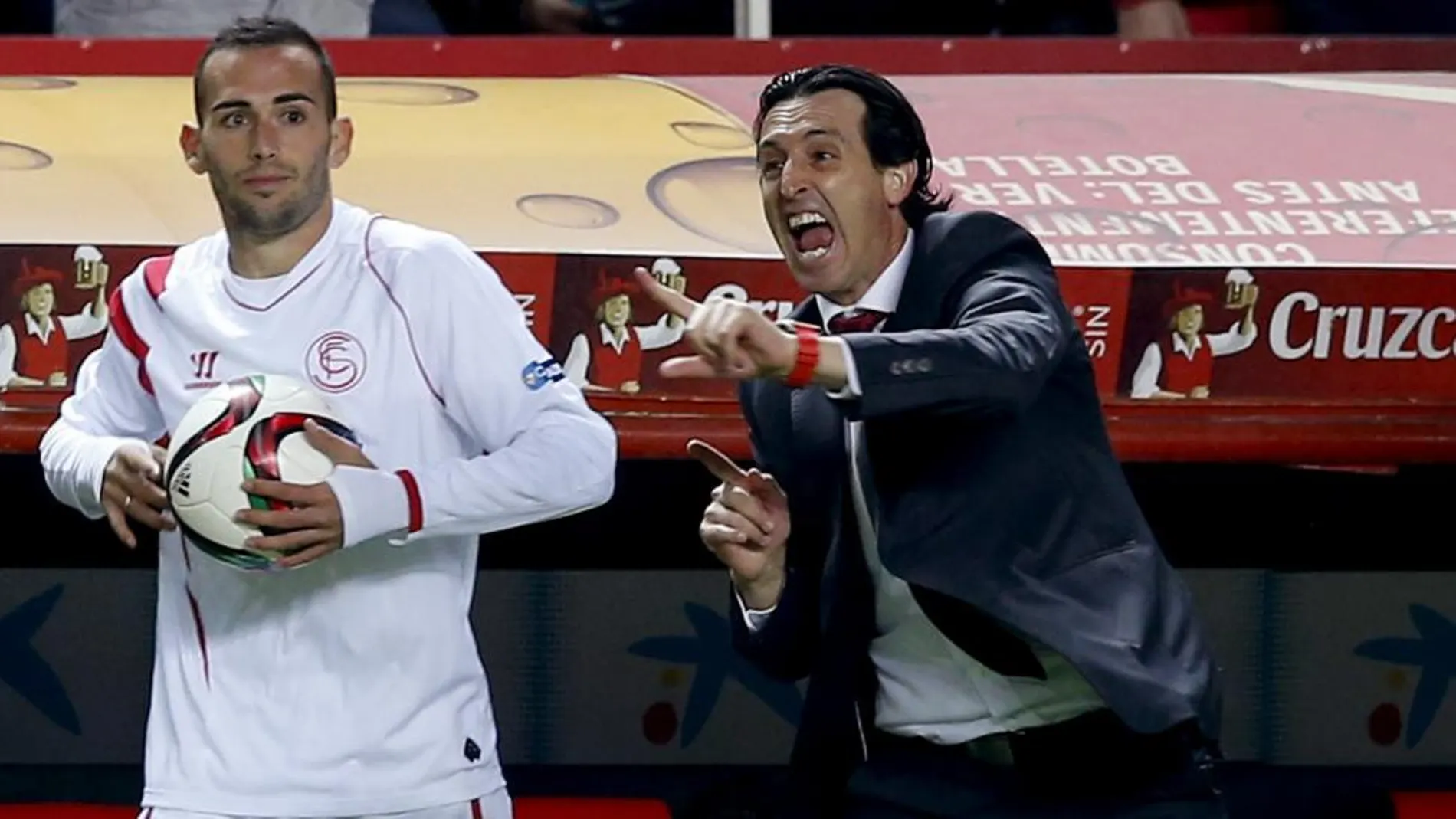 El técnico del Sevilla, Unai Emery, dando órdenes a sus jugadores.