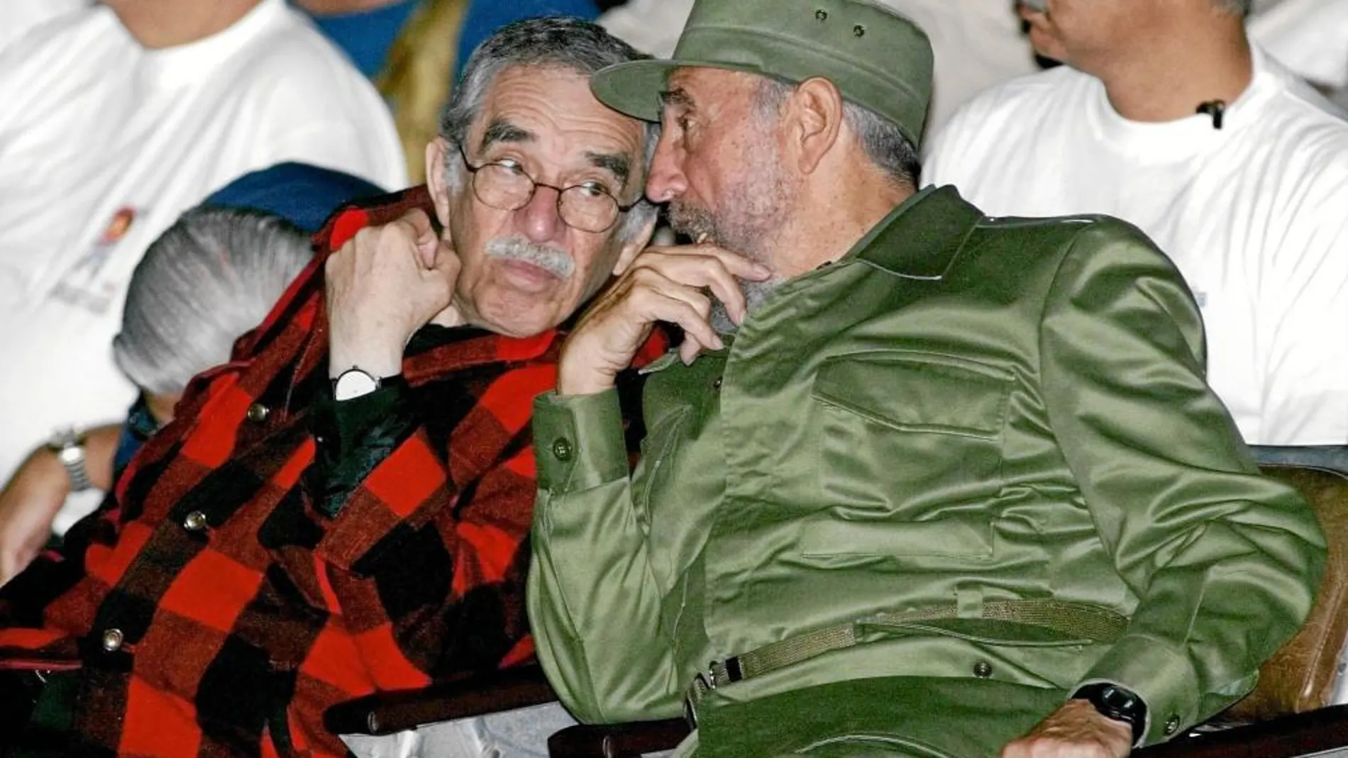 ENCUENTRO. Castro y Gabo conversan en la Plaza de la Revolución de La Habana en 2002