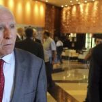 Azzam al-Ahmad, del partido palestino Fatah, a su salida de una reunión con una delegación de Hamas en un hotel en El Cairo (Egipto)