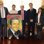 El presidente del Grupo Planeta, José Manuel Lara, entrega al alcalde de Cebreros un retrato de Suárez, obra de Hugo Pitti, para su exposición en el Museo de Adolfo Suárez y la Transición en dicho municipio.