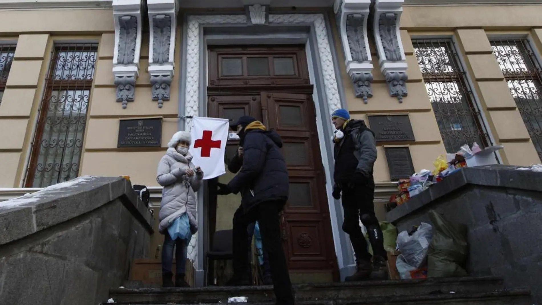 Manifestantes en un hospital improvisado en el lugar de los enfrentamientos