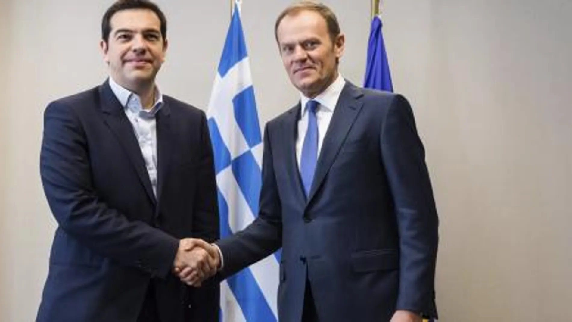 El presidente del Consejo Europeo, Donald Tusk (d), estrecha la mano al nuevo primer ministro griego, Alexis Tsipras.