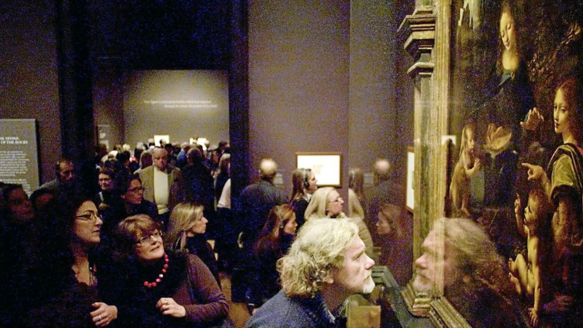SÓLO PARA TUS OJOS. Visitantes frente a «La Virgen de las rocas» de Da Vinci, que tiene una versión en el Louvre