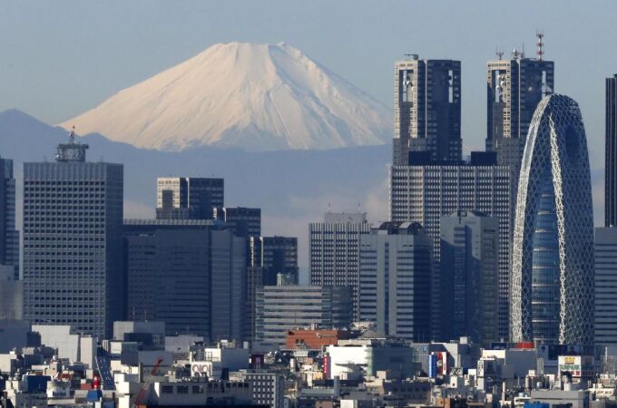 El Monte Fuji, con el perfil de Tokio en un primer plano