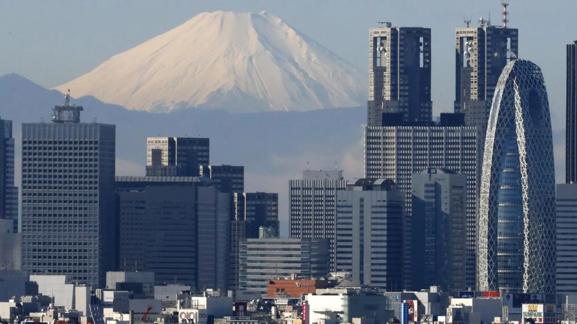 El Monte Fuji, con el perfil de Tokio en un primer plano