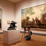 En primer plano, «La riña en la venta nueva», uno de los cartones de Goya