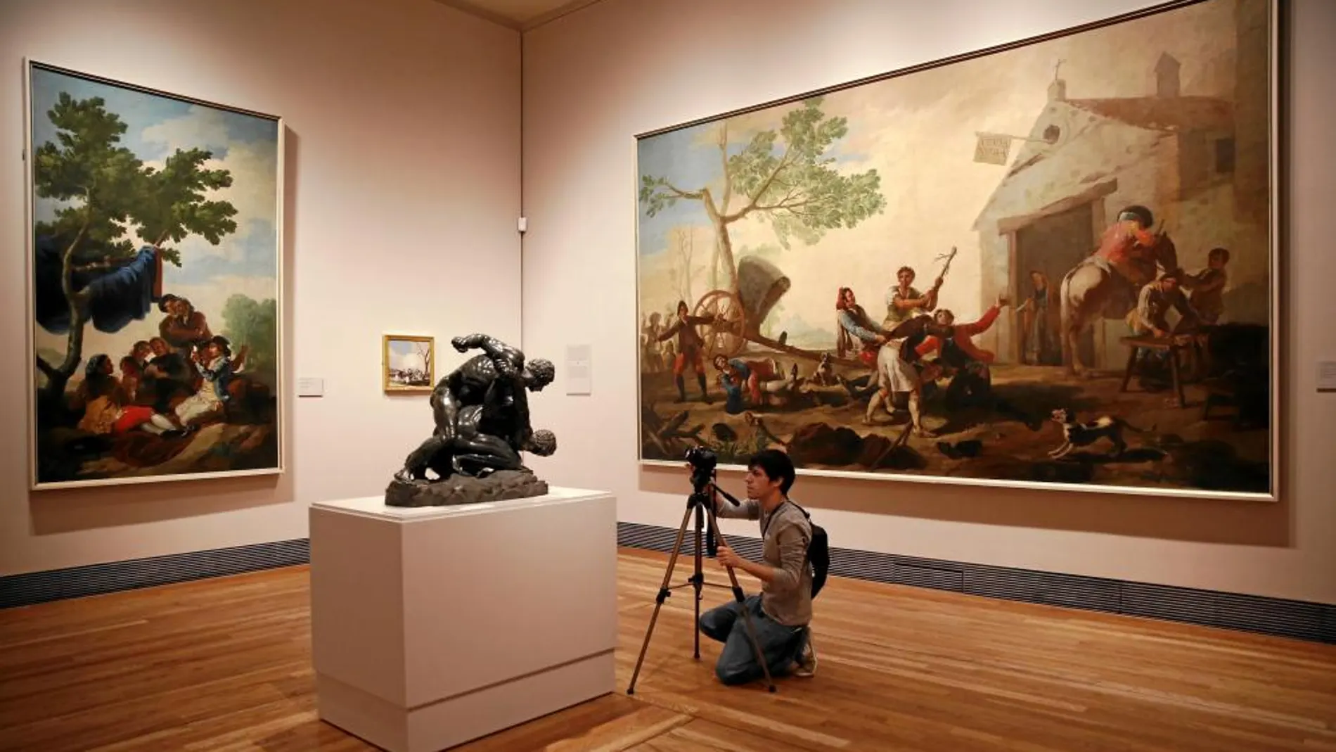En primer plano, «La riña en la venta nueva», uno de los cartones de Goya