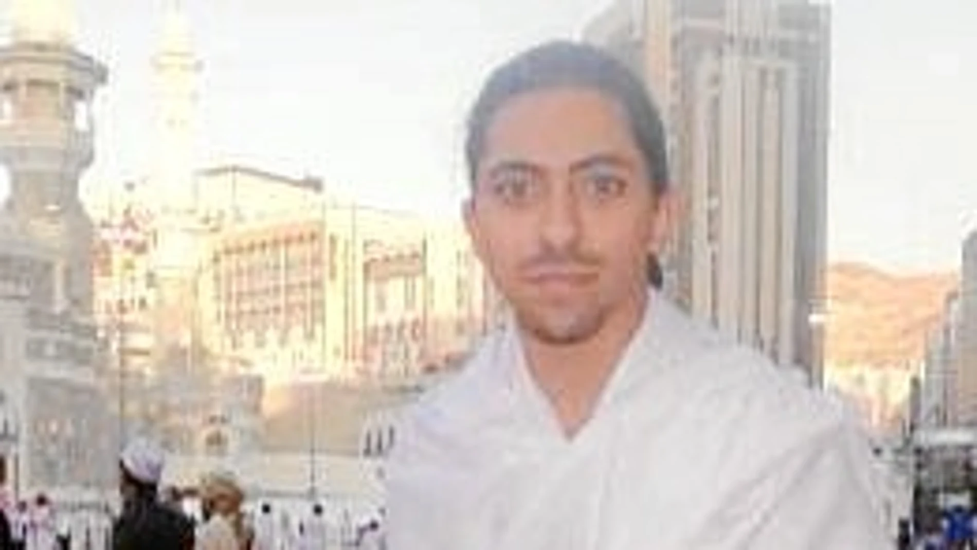 Badawi, con sus tres hijos, en una imagen de Facebook