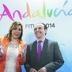 La presidenta de la Junta de Andalucía, Susana Díaz, junto al consejero de Turismo y Comercio, Rafael Rodríguez
