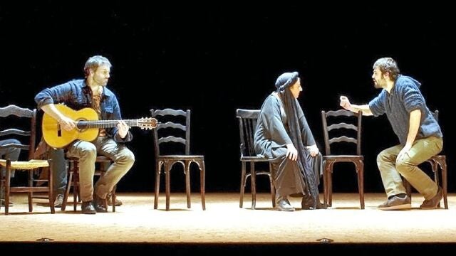 Carmen Machi, con Javier Beltrán a su derecha, en «El caballero de Olmedo»