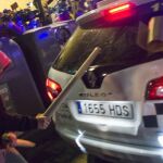 Un manifestante golpea un coche policial en una de las manifestaciones convocadas por "Rodea el Congreso"