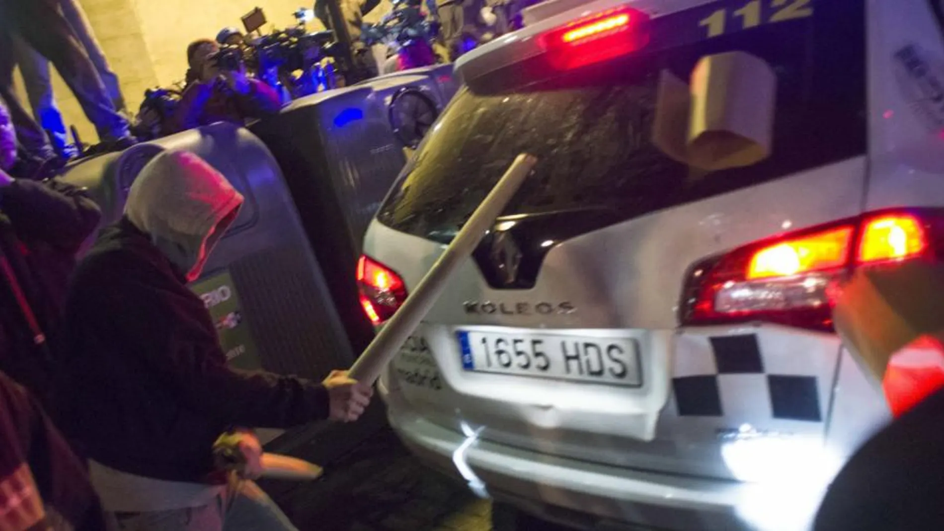 Un manifestante golpea un coche policial en una de las manifestaciones convocadas por "Rodea el Congreso"