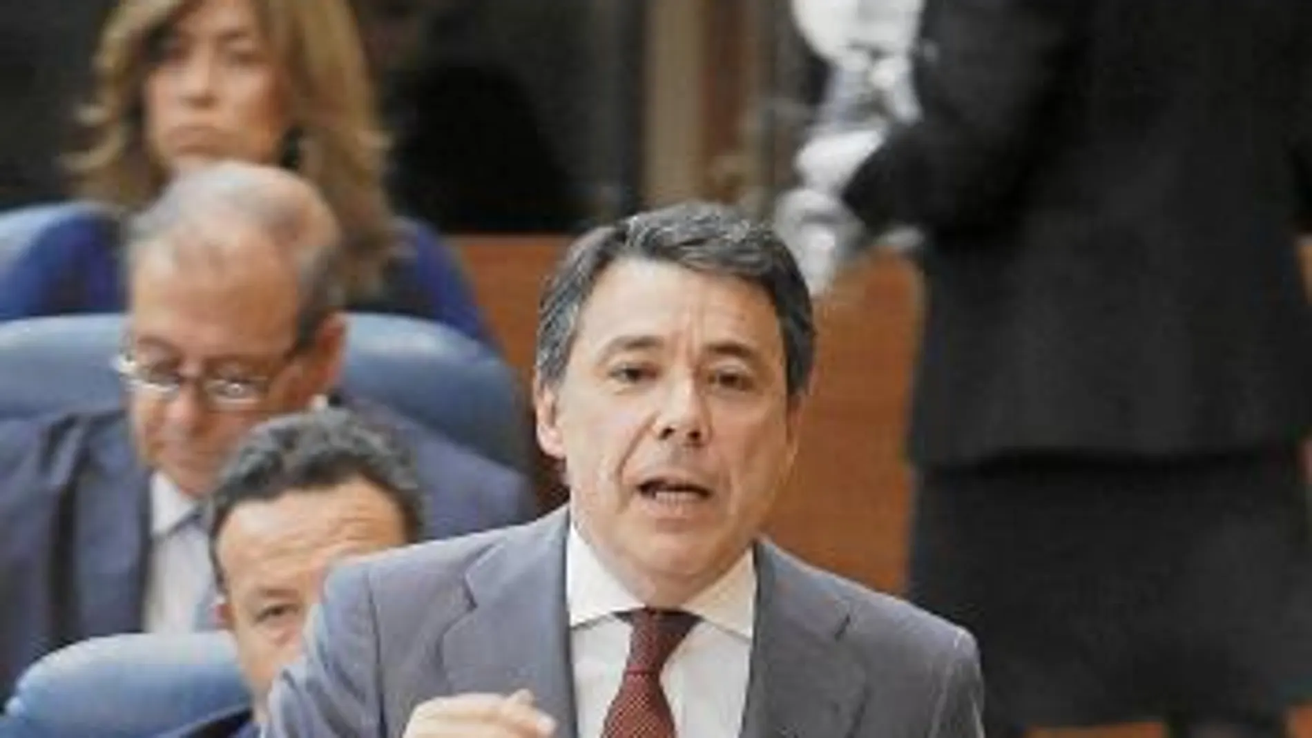 Ignacio González, en un momento del debate de ayer en la Asamblea de Vallecas