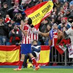 Diego Costa, que marcó de nuevo, celebra su gol con varias banderas españolas, el país al que puede representar en el Mundial, de fondo